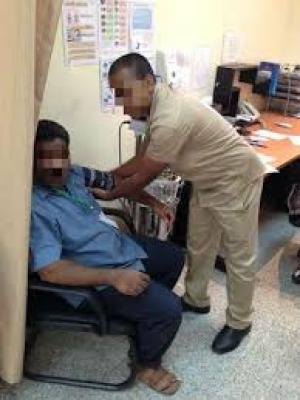 السعودية : القبض علي عامل نظافة عقب أنتحاله شخصية طبيب  