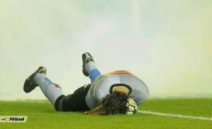 إصابة حارس مرمي أرجنتيني بقنبلة ألقيت علي في أرض الملعب