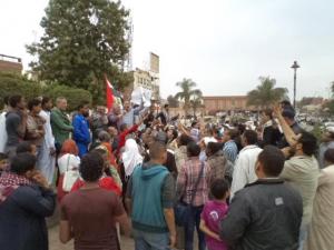 رشق رئيس الوزراء المصري بالحجارة في ميدان التحرير