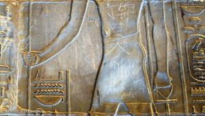 مصر : فتى صيني يدنس معبد فرعوني وينقش اسمه على جدرانه
