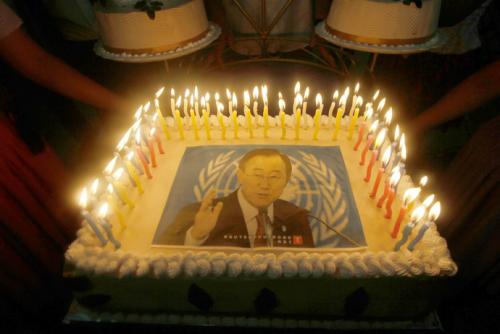  رئيس بوليفيا يهدي اﻷمين العام للأمم المتحدة في عيد ميلاده كعكة من أوراق نبات يصنع منه الكوكايين