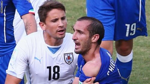  الأوروجواي : الرئيس يدافع عن أحد لاعبي بلاده بعد عضه للاعب منافس في المونديال