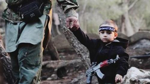 إيطاليا : سيدة تدعي تطوع طفلها ذو الثلاثة سنوات بداعش وإنتشار صوره علي الإنترنت