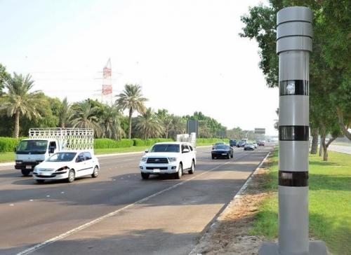 شرطة دبي تستعين برادارات متطورة لمعرفة عدم ترك مسافة كافية بين السيارات 