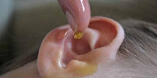 لن تصدق ماذا يحصل بعد وضع قطرات الزيت داخل الأذن 