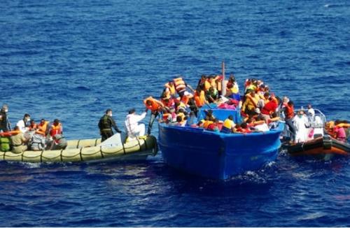مقتل العشرات أثر مذبحة على مركب مهاجرين وسط البحر