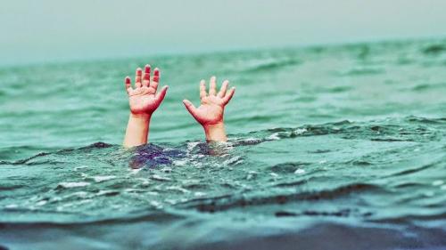طفل يغرق بسبب أنشغال أمه بالفيسبوك 