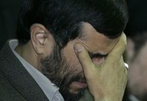 الرئيس الإيراني أحمدي نجاد يقذف بحذاء