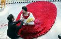 صيني يقدم لخطيبته فستان صنع من 10 آلاف وردة 