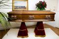 أمريكي توفي في جنازة زوجته ليدفن بجوارها 