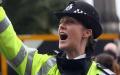 شرطية بريطانية ترفع دعوة قضائية علي رجل طلب النجدة