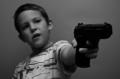 أمريكا : طفل في الخامسة من عمره يذهب للمدرسة بسلاح آلي