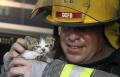 بريطانيا : قطة تنقذ صاحبها من حريق وتساعد رجل الإطفاء