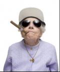 أمريكا : سيدة مسنة ثمانينية تتخلي عن منزلها لتستمر في التدخين