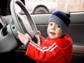 ألمانيا : طفل فى الثانية من عمره يقود سيارة والده
