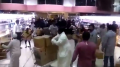 السعودية : رجل يوزع بضاعة متجره مجاناً للجميع