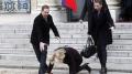 سقوط رئيسة وزراء الدنمارك أمام قصر الإليزيه أثناء خروجها للمشاركة في المظاهرات بفرنسا