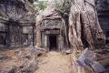 ترحيل 3 سياح فرنسيين بسبب التقاط صور مخلة في معبد كمبودي