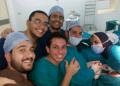 صورة سيلفي لأطباء أثناء عمل عملية جراحية تثير رواد مواقع التواصل الإجتماعي