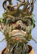 فنان ايطالي يصمم تمثال ذو شكل غريب ومميز من فروع الاشجار