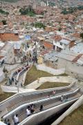 كولومبيا تستخدم السلالم المتحركة كوسيلة مواصلات عامة في الجبال  