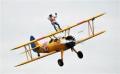  بريطاني تجاوز الـ80 من العمر يسير على أجنحة طائرة محلقة 